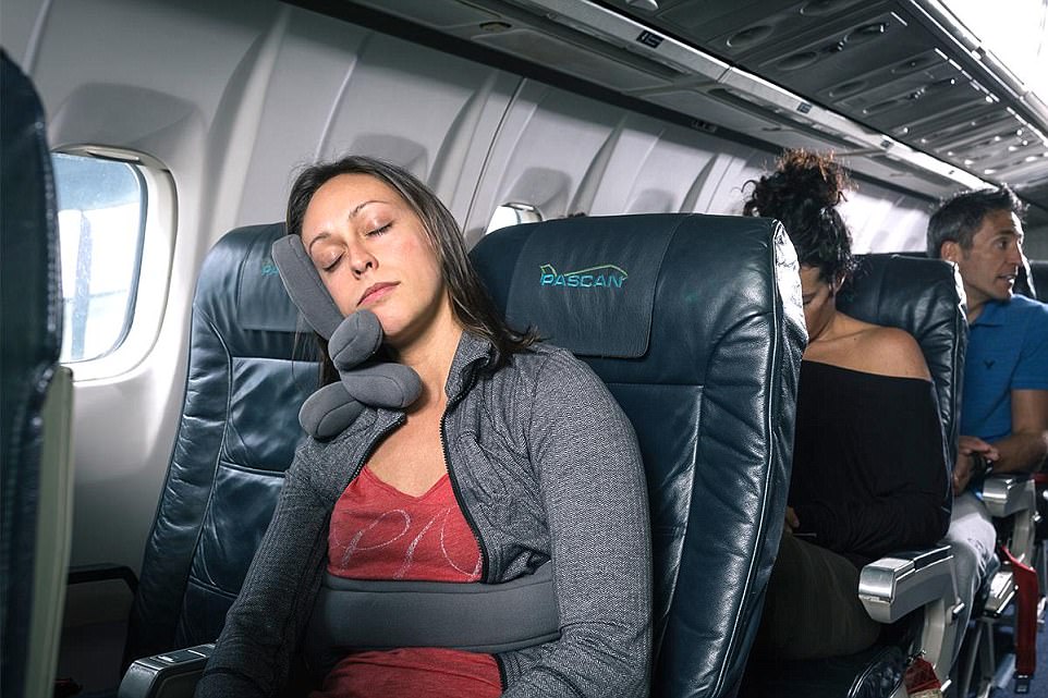 Фотография: Много рук не бывает: канадский врач придумал подушку для здорового сна в самолете №4 - BigPicture.ru