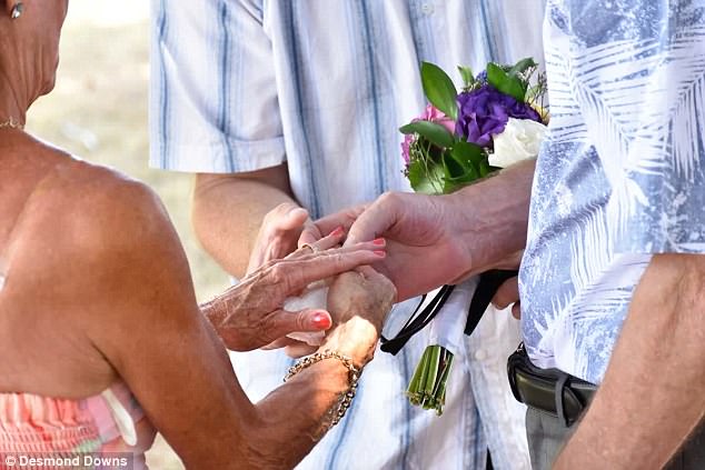 Фотография: Мужчина с Альцгеймером сделал жене предложение, забыв, что они женаты более 30 лет №6 - BigPicture.ru