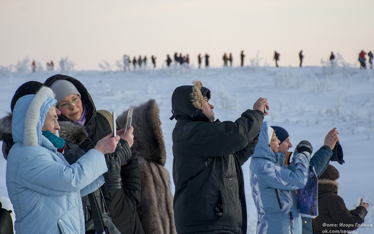 Фотография: Жители Мурманска собрались на сопке, чтобы встретить первый рассвет после полярной ночи №8 - BigPicture.ru