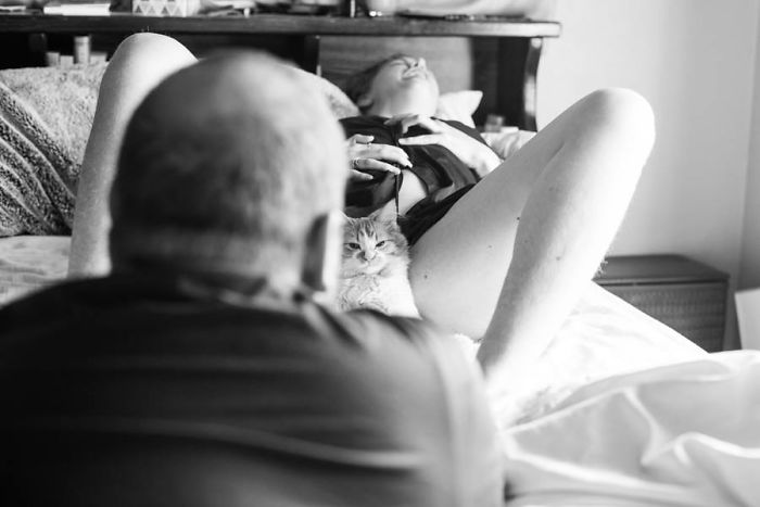 Фотография: В интернете не могут решить, они дебилы или юмористы: пара устроила фотосессию родов с котом №5 - BigPicture.ru