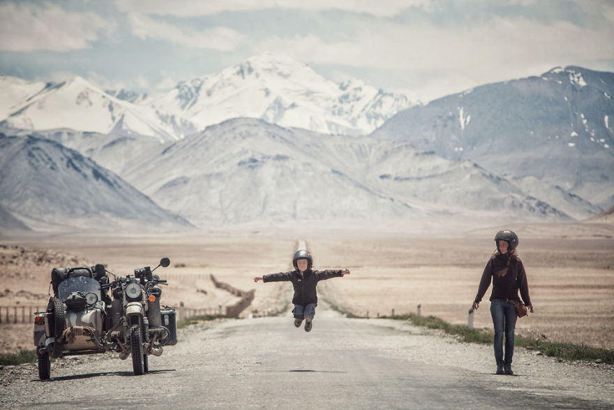 Фотография: Восточная сказка: фотограф провез семью на мотоцикле от Румынии до Монголии №10 - BigPicture.ru