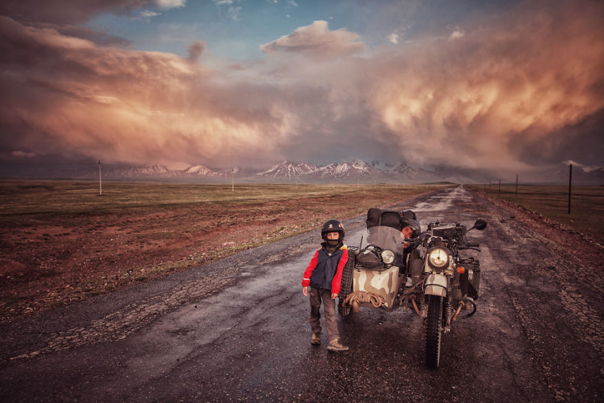 Фотография: Восточная сказка: фотограф провез семью на мотоцикле от Румынии до Монголии №11 - BigPicture.ru