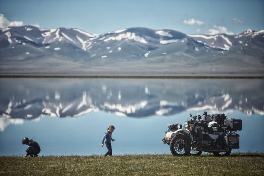 Фотография: Восточная сказка: фотограф провез семью на мотоцикле от Румынии до Монголии №12 - BigPicture.ru