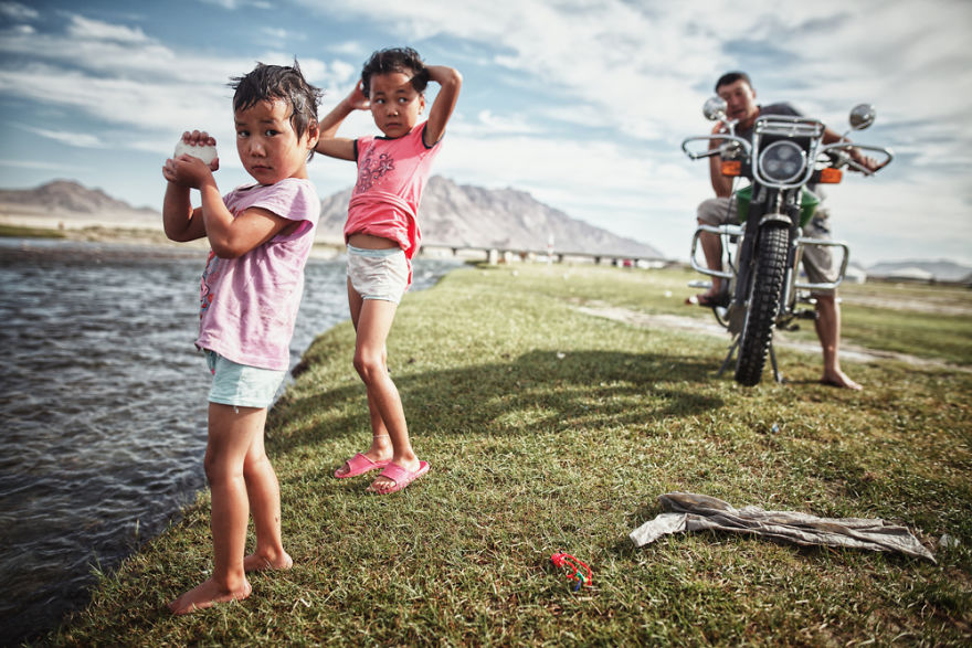 Фотография: Восточная сказка: фотограф провез семью на мотоцикле от Румынии до Монголии №17 - BigPicture.ru
