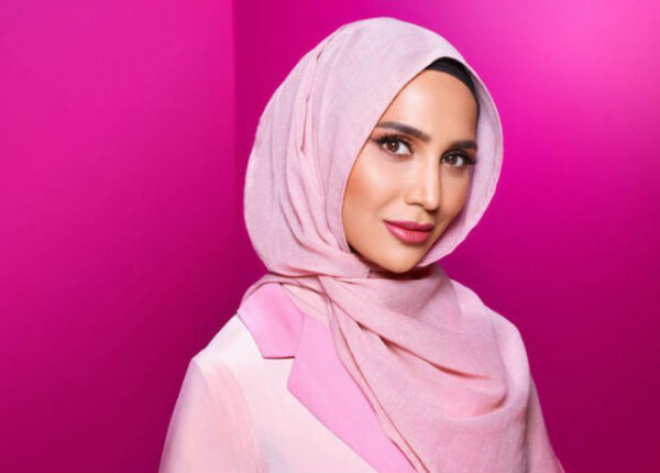 Компания L’Oreal Paris продвигает средства для волос снимком девушки в хиджабе