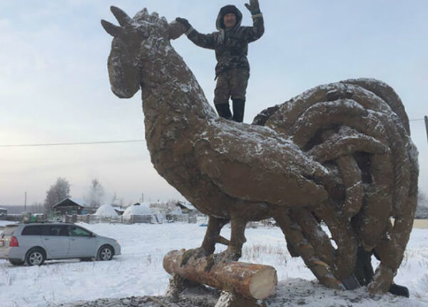 Когда искусство пахнет: якутский умелец лепит скульптуры из навоза