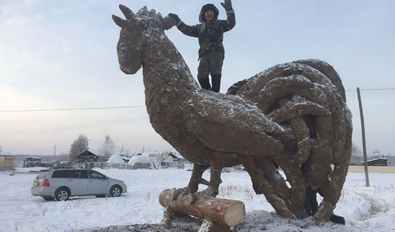 Фотография: Когда искусство пахнет: якутский умелец лепит скульптуры из навоза №1 - BigPicture.ru