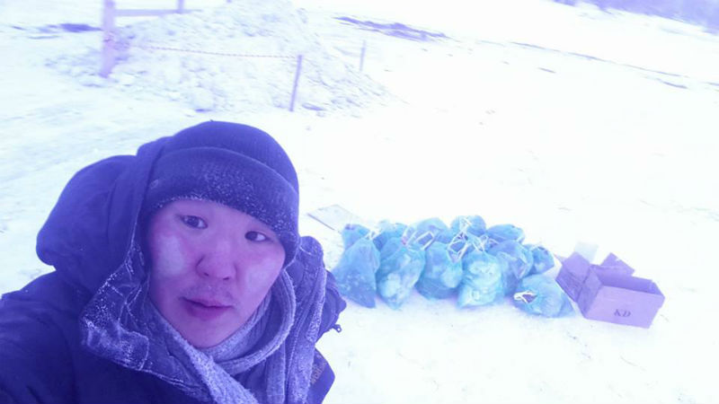 Фотография: Избавились от грехов и мусора: якутский волонтер собрал 14 пакетов мусора возле купели после Крещения №1 - BigPicture.ru