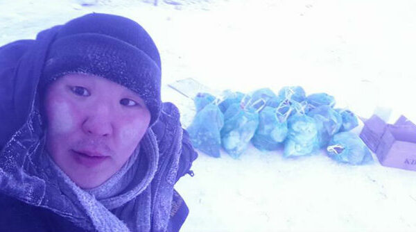 Избавились от грехов и мусора: якутский волонтер собрал 14 пакетов мусора возле купели после Крещения