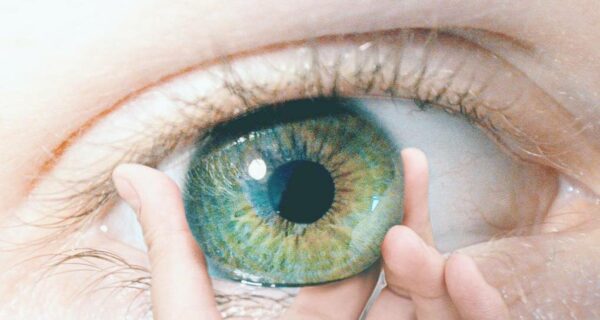 Девушка играет с вашим воображением и немного ломает мозг