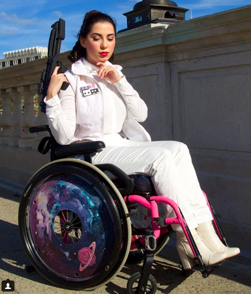 Фотография: Инвалидное кресло — не приговор: девушка использует средство передвижения как модный аксессуар №3 - BigPicture.ru