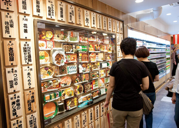 Корень лотоса, закуска из лопуха и омлет с иероглифами: чем кормят на вокзале в Токио