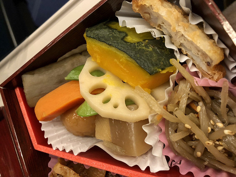 Фотография: Корень лотоса, закуска из лопуха и омлет с иероглифами: чем кормят на вокзале в Токио №9 - BigPicture.ru