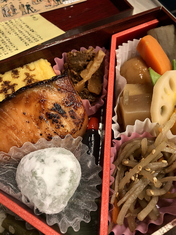 Фотография: Корень лотоса, закуска из лопуха и омлет с иероглифами: чем кормят на вокзале в Токио №10 - BigPicture.ru