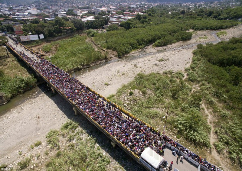 Фотография: Массовый исход из Венесуэлы: тысячи людей бегут от голода и преступности в соседнюю Колумбию №3 - BigPicture.ru