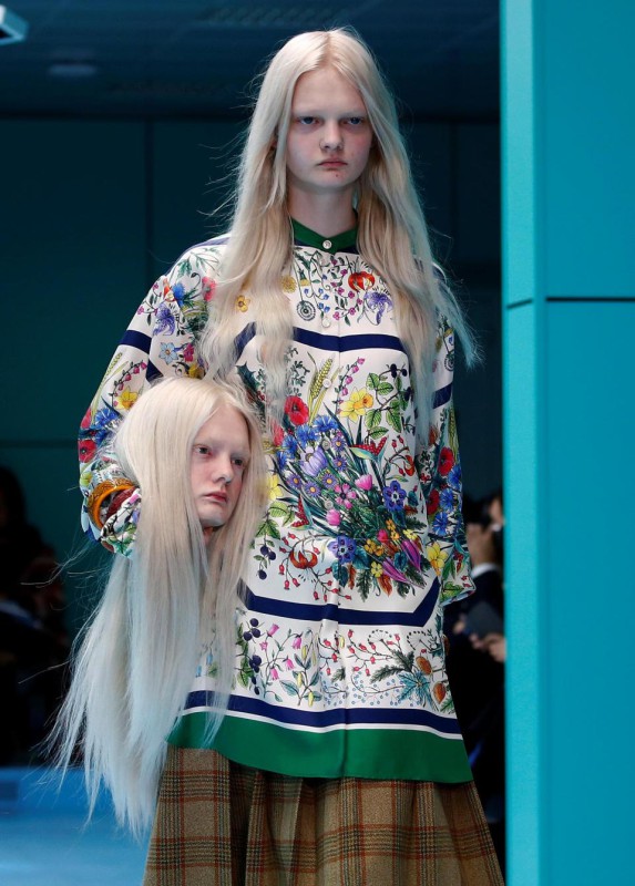 Фотография: А голову ты дома не забыл? На показе Gucci модели вышли с собственными головами в руках №5 - BigPicture.ru