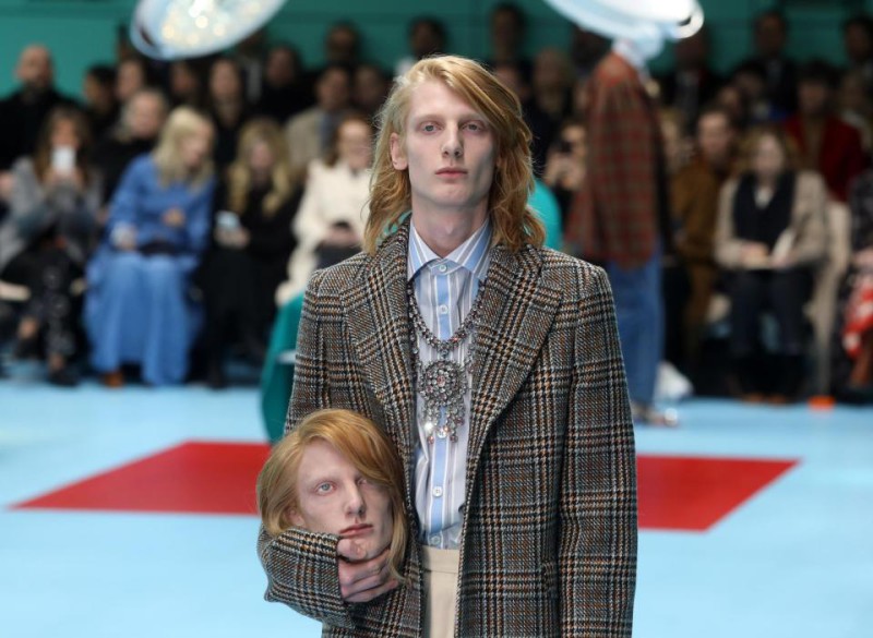 Фотография: Показ Gucci породил новый флешмоб: пользователи инстаграма фотографируются с головами друзей в руках №2 - BigPicture.ru