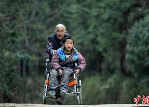 76-летняя бабушка каждый день проходит 24 километра, чтобы отвести внука-инвалида в школу