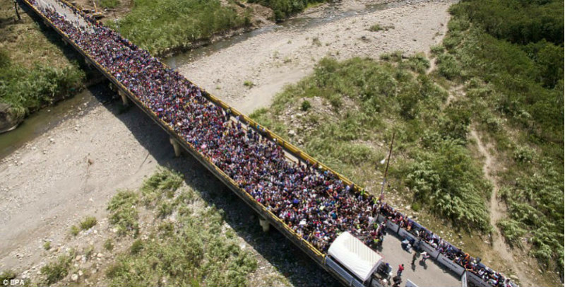 Фотография: Массовый исход из Венесуэлы: тысячи людей бегут от голода и преступности в соседнюю Колумбию №1 - BigPicture.ru