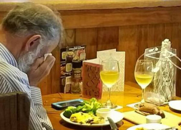 Любовь сильнее смерти: мужчина отметил 14 февраля в ресторане с прахом жены