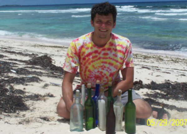 Американец бросил работу, чтобы бродить по пляжам и искать записки в бутылках