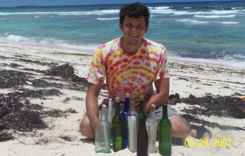 Фотография: Американец бросил работу, чтобы бродить по пляжам и искать записки в бутылках №5 - BigPicture.ru