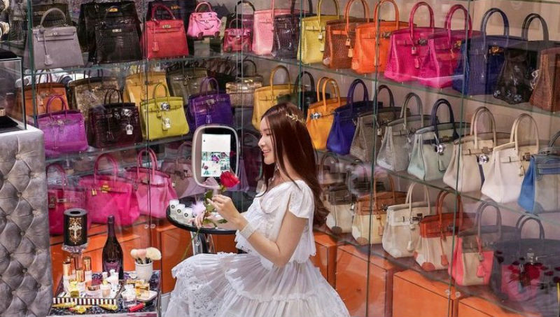 Фотография: Уберите женщин от экранов: бывшая стюардесса собрала коллекцию сумок Hermès стоимостью 2 миллиона долларов №1 - BigPicture.ru