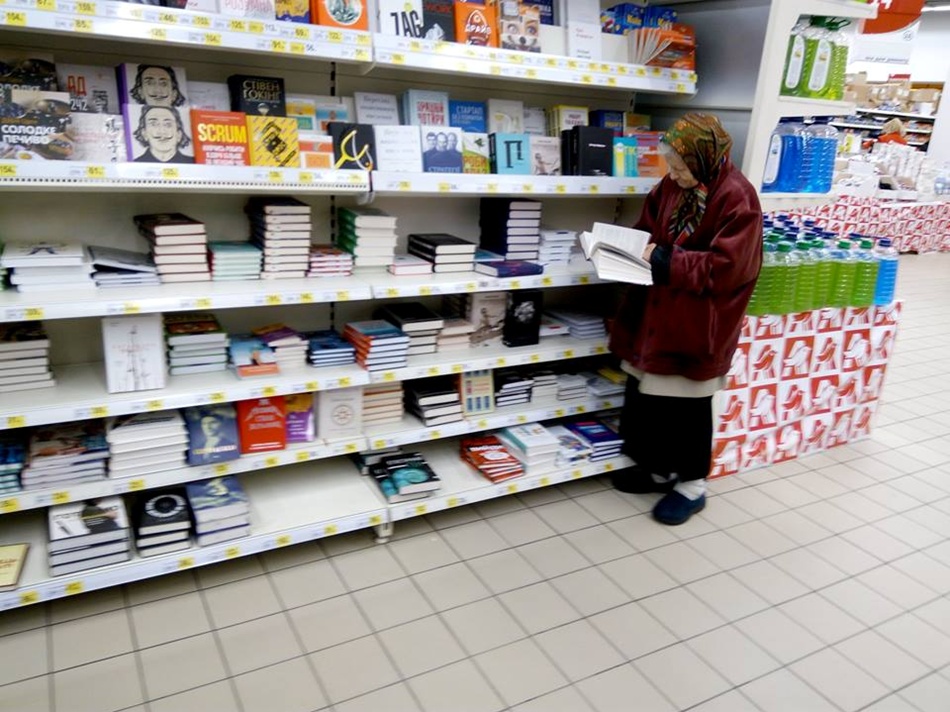 Фотография: В киевский супермаркет 15 лет приходит одинокая бабушка, чтобы почитать книги №3 - BigPicture.ru