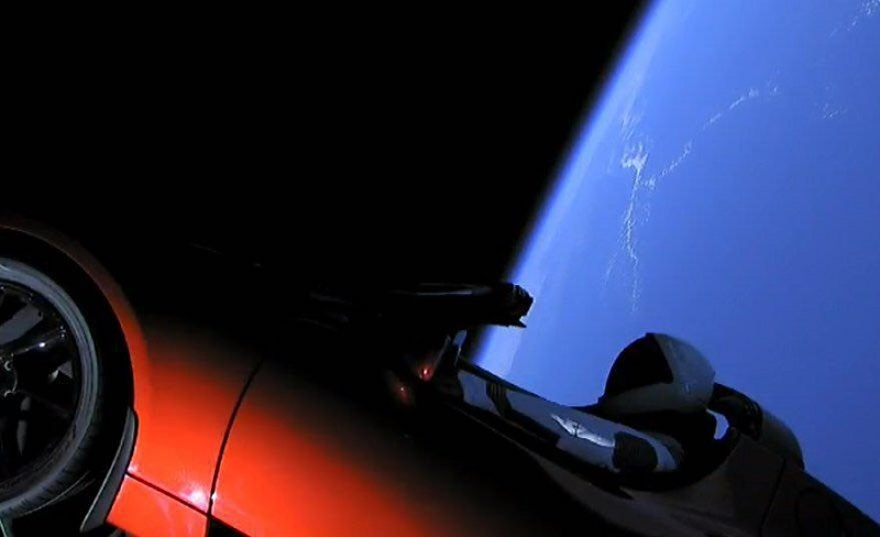 Фотография: Илон Маск запустил на орбиту ракету-носитель с личным спорткаром Tesla на борту. Реакция соцсетей №1 - BigPicture.ru