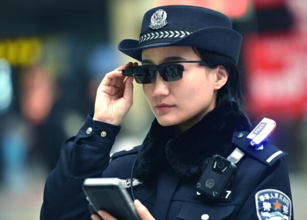 Китайские полицейские поймали больше 30 преступников с помощью «умных» очков