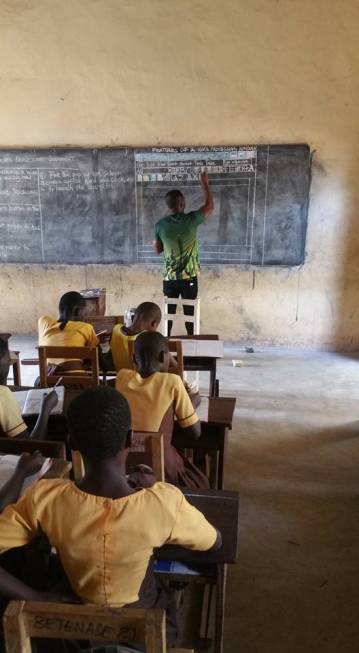 Фотография: Microsoft Word, доска, мел: фото учителя информатики деревенской школы в Гане облетело соцсети №5 - BigPicture.ru