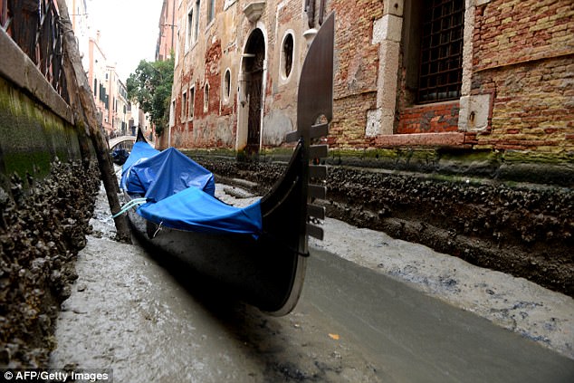 Фотография: Легендарные каналы Венеции высыхают из-за аномальной погоды №2 - BigPicture.ru