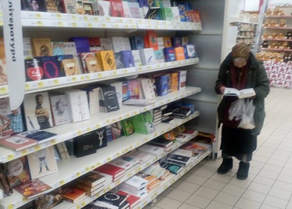 В киевский супермаркет 15 лет приходит одинокая бабушка, чтобы почитать книги