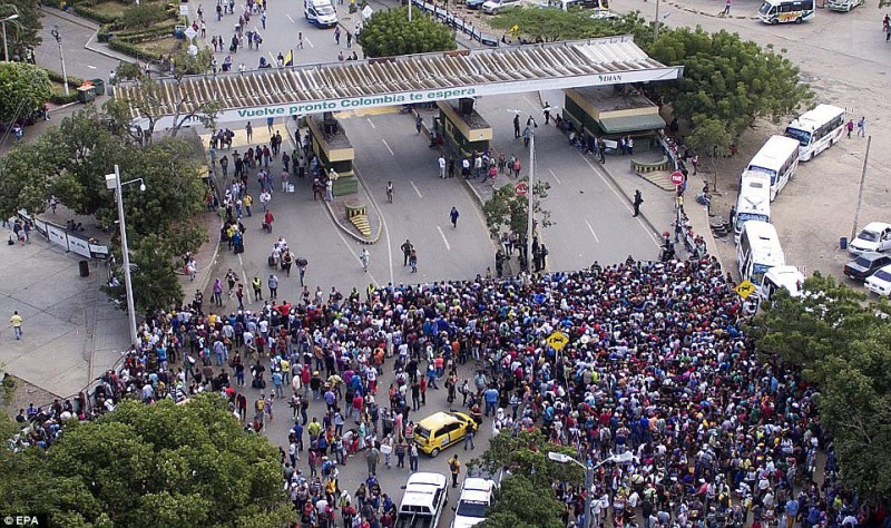 Фотография: Массовый исход из Венесуэлы: тысячи людей бегут от голода и преступности в соседнюю Колумбию №2 - BigPicture.ru