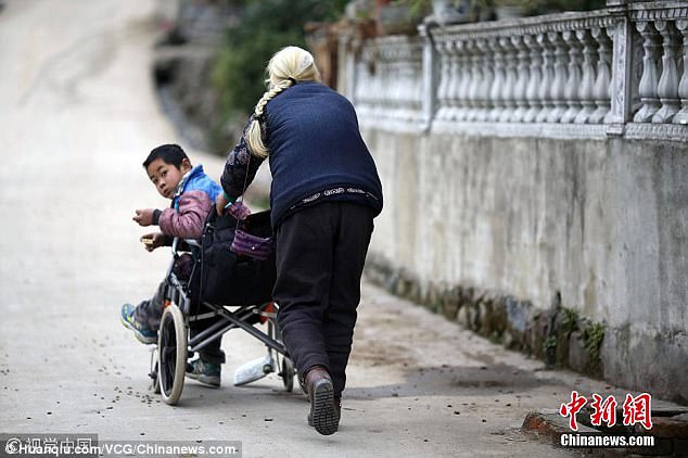 Фотография: 76-летняя бабушка каждый день проходит 24 километра, чтобы отвести внука-инвалида в школу №2 - BigPicture.ru