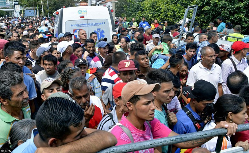 Фотография: Массовый исход из Венесуэлы: тысячи людей бегут от голода и преступности в соседнюю Колумбию №4 - BigPicture.ru