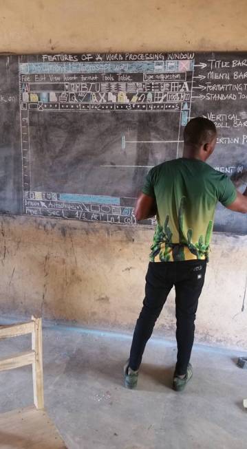 Фотография: Microsoft Word, доска, мел: фото учителя информатики деревенской школы в Гане облетело соцсети №4 - BigPicture.ru