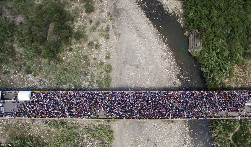 Фотография: Массовый исход из Венесуэлы: тысячи людей бегут от голода и преступности в соседнюю Колумбию №5 - BigPicture.ru