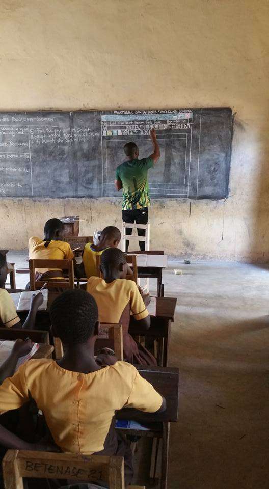 Фотография: Microsoft Word, доска, мел: фото учителя информатики деревенской школы в Гане облетело соцсети №3 - BigPicture.ru