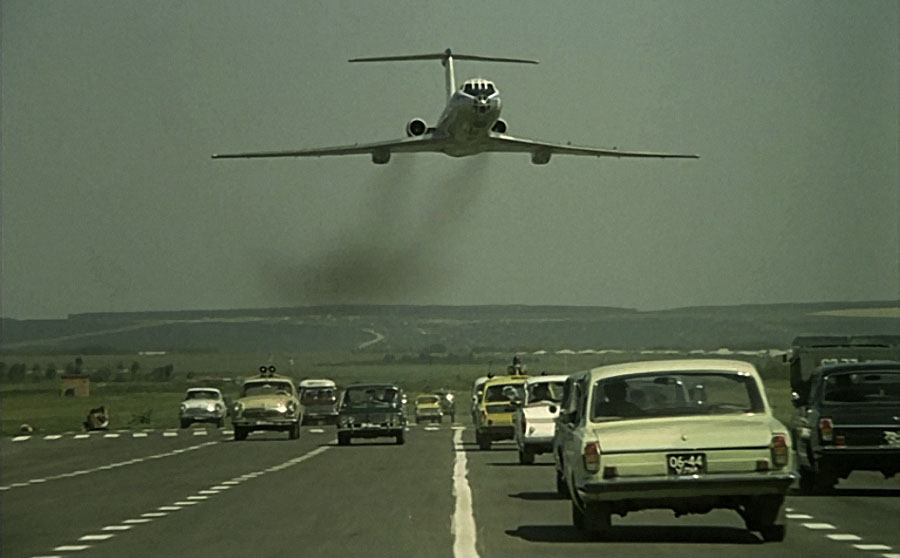 Фотография: Как снимали опаснейший трюк с посадкой самолета на шоссе в 