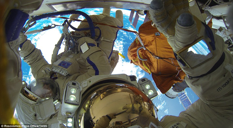 Фотография: Наш ответ Илону Маску: российские космонавты побили рекорд по пребыванию в космосе №6 - BigPicture.ru