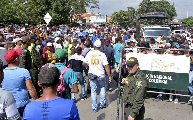 Фотография: Массовый исход из Венесуэлы: тысячи людей бегут от голода и преступности в соседнюю Колумбию №7 - BigPicture.ru