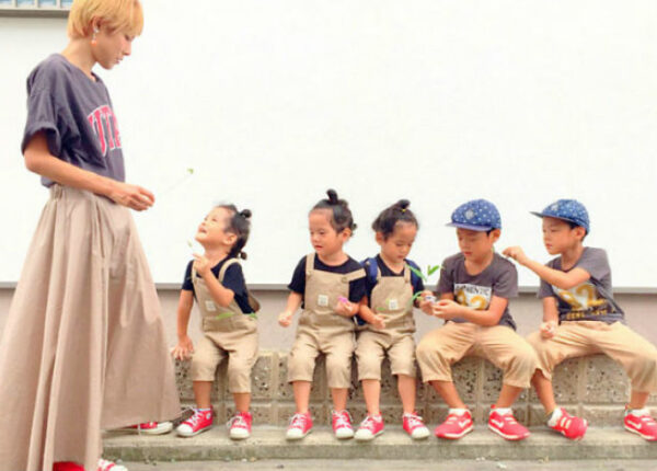 Трогательный инстаграм японской мамы, у которой девочки-тройняшки и мальчики-близнецы