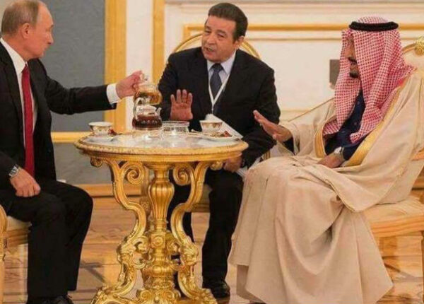 «Выпейте чаю». — «Нет, спасибо». — «Я не спрашивал»: чаепитие Путина с королем Саудовской Аравии превратилось в мем