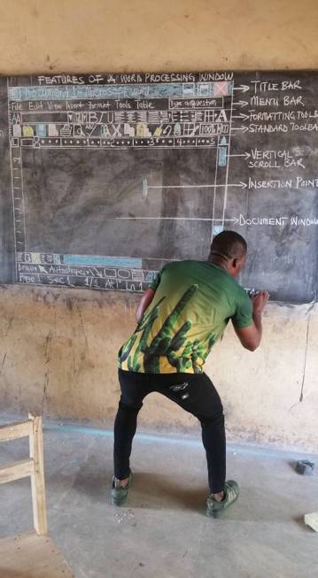 Фотография: Microsoft Word, доска, мел: фото учителя информатики деревенской школы в Гане облетело соцсети №2 - BigPicture.ru