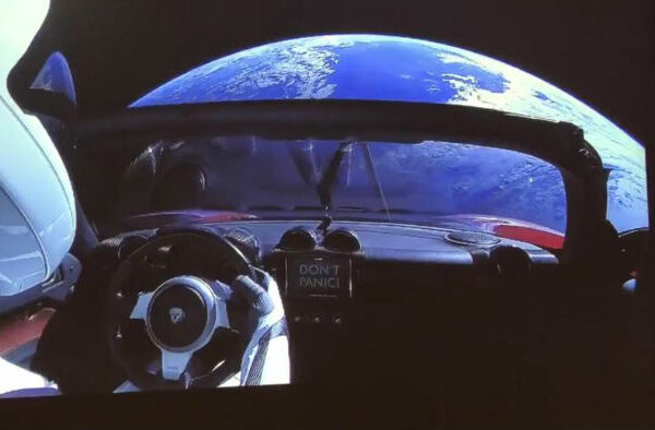 Илон Маск запустил на орбиту ракету-носитель с личным спорткаром Tesla на борту. Реакция соцсетей