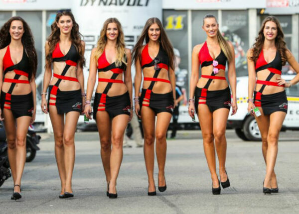 «Из-за этих феминисток мы потеряли работу»: «Формула-1» отказалась от девушек с табличками
