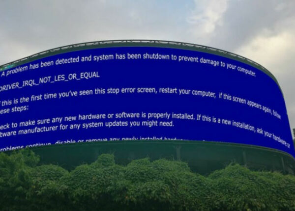 «Идеально для мемов»: в Малайзии хакеры поставили на билборде экран Paint, и понеслось
