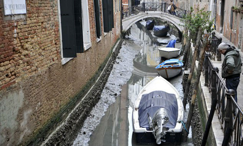 Фотография: Легендарные каналы Венеции высыхают из-за аномальной погоды №1 - BigPicture.ru