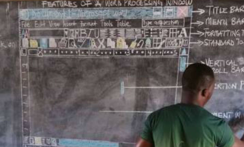 Фотография: Microsoft Word, доска, мел: фото учителя информатики деревенской школы в Гане облетело соцсети №1 - BigPicture.ru